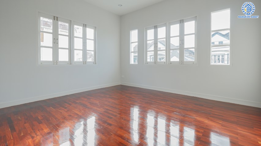 บ้านมือสองตกแต่งใหม่ ม.คุณาลัย ปิ่นเกล้า หลังมุม! เนื้อที่มากถึง 52.1 ตร.ว. ฟังก์ชัน 3 ห้องนอน 1 ห้องแม่บ้าน 4 ห้องน้ำ 2 ที่จอดรถ บ้านสวยตกแต่งพร้อมเข้าอยู่ บนทำเลศักยภาพ ใกล้เซ็นทรัลปิ่นเกล้า, เซ็นทรัลศาลายา, ม.มหิดล และทางด่วน "กาญจนาภิเษก"